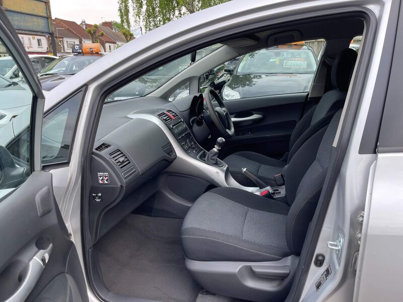 TOYOTA AURIS