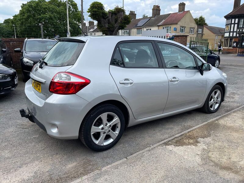 TOYOTA AURIS