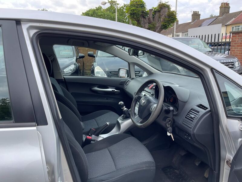 TOYOTA AURIS