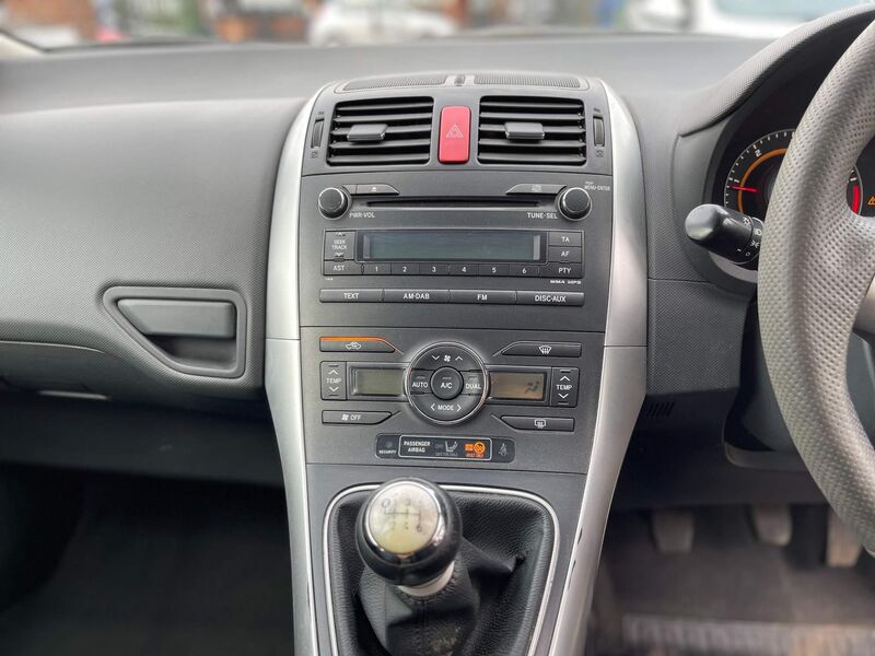 TOYOTA AURIS