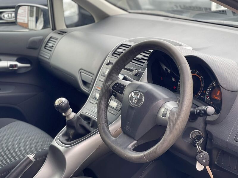 TOYOTA AURIS