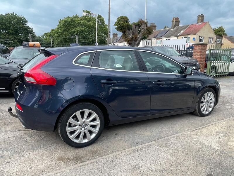VOLVO V40