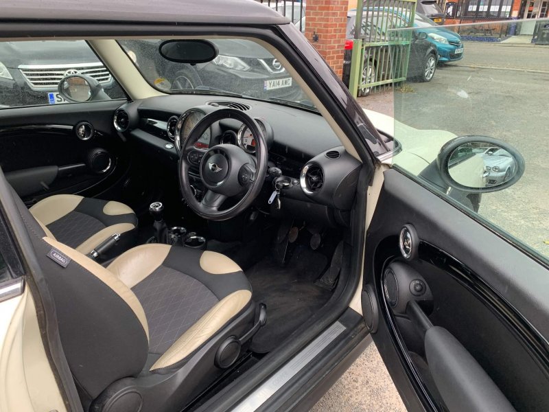 MINI HATCH