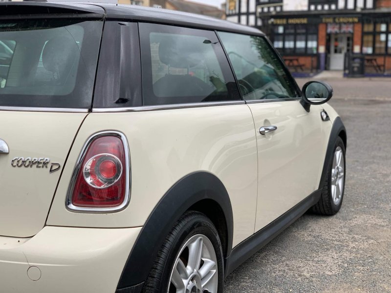 MINI HATCH