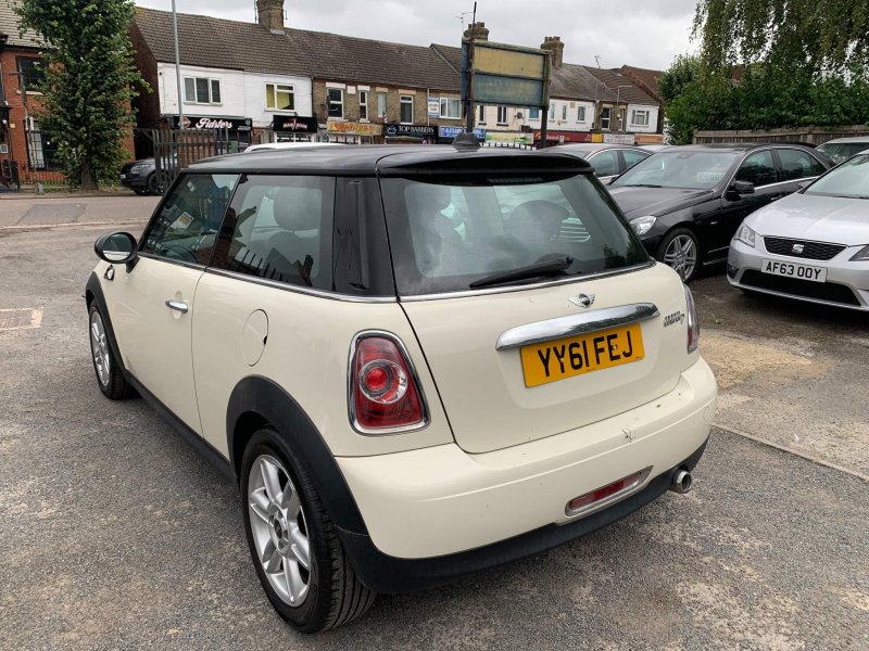 MINI HATCH