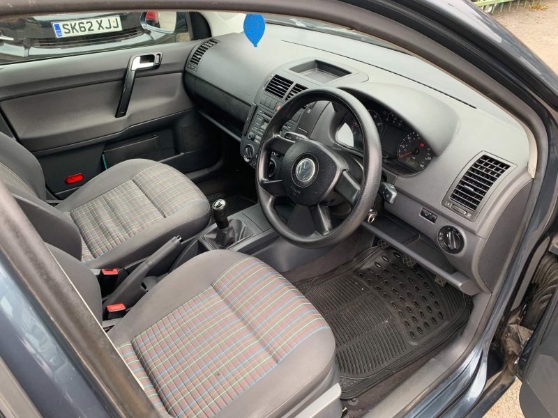 VOLKSWAGEN POLO