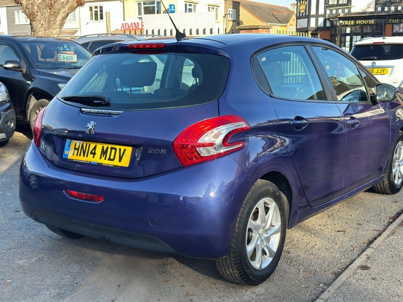 PEUGEOT 208