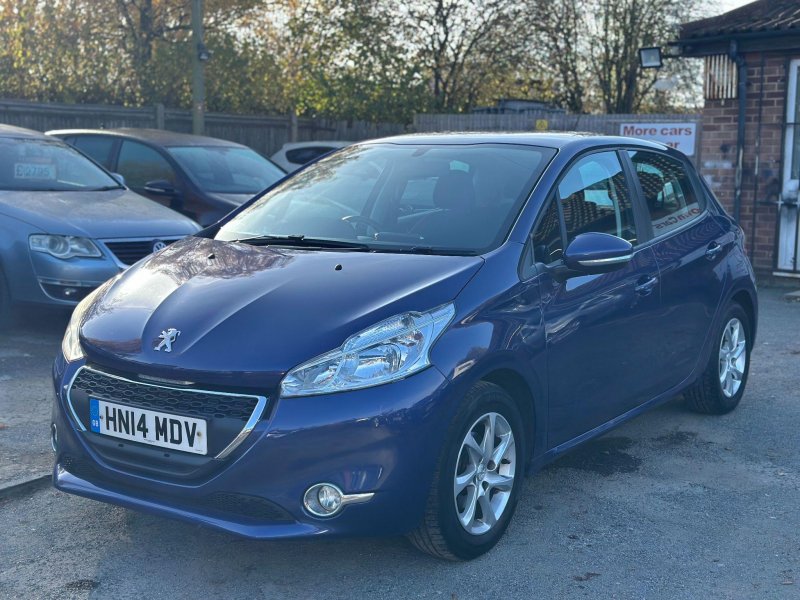 PEUGEOT 208