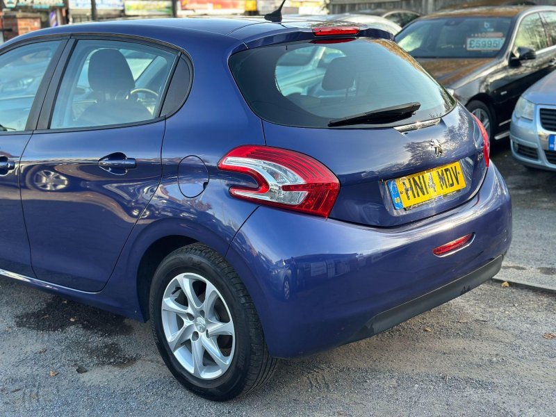 PEUGEOT 208