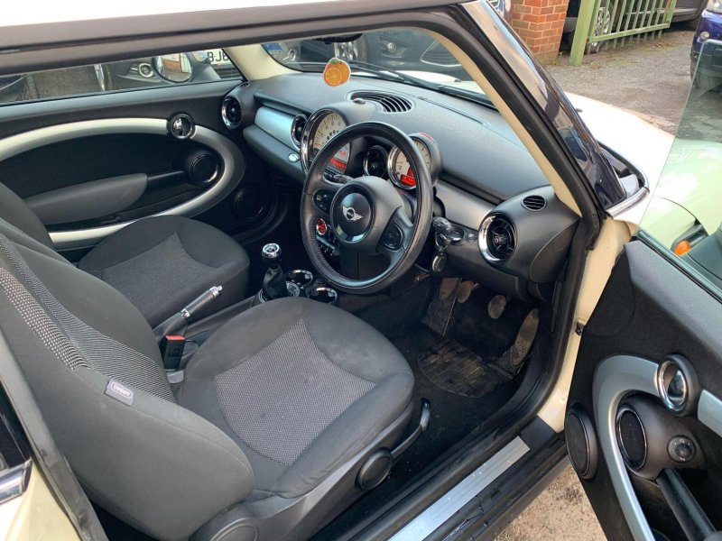 MINI HATCH