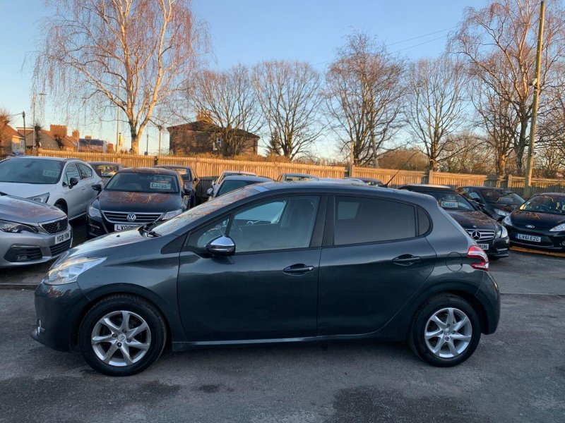PEUGEOT 208