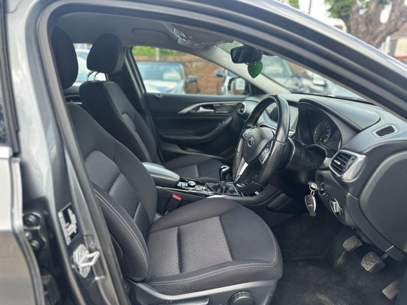INFINITI Q30